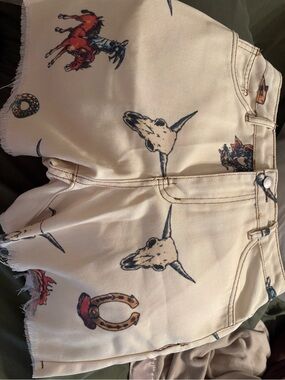 Cream Western-Print Denim Shorts with Frayed Hem